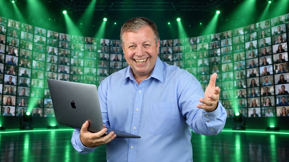 Michael Oliveira ao vivo, com o notebook na mao e a turma no telao